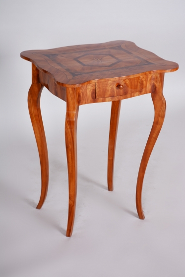 1713 Klasicistní intarzovaný stolek