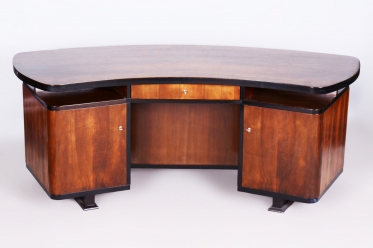 3429 Spacious writing desk