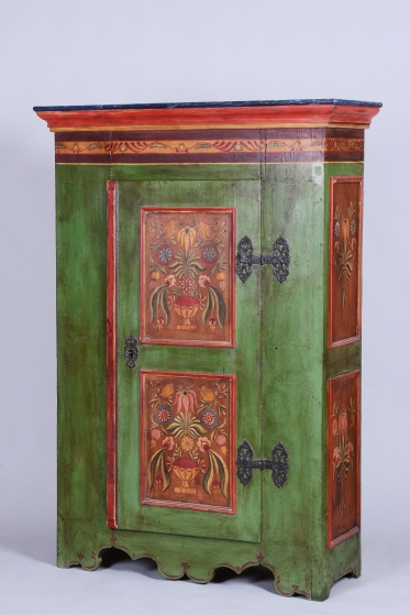 3804 H - Malovaná skříň