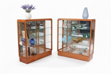 4096 P11 - Pár vitrín