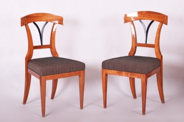 918 Pair of chairs